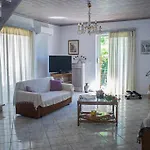 Ostria House بيت للعطل
